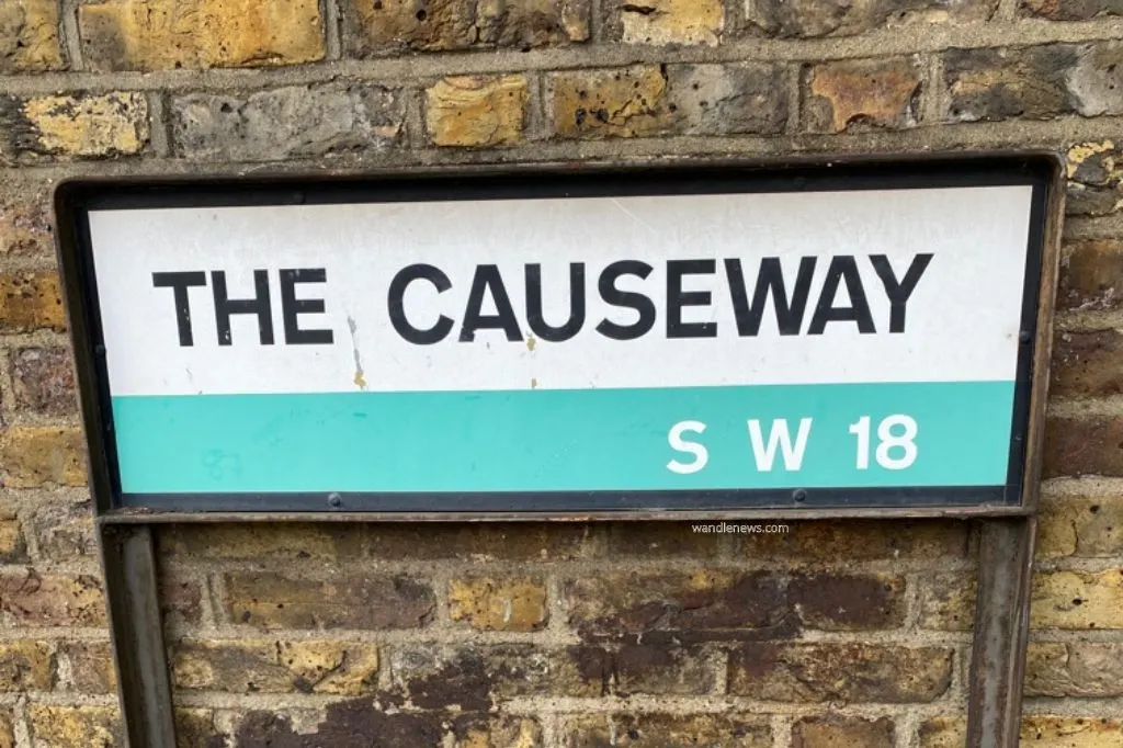 A photograph of a street sign on The Causeway SW18