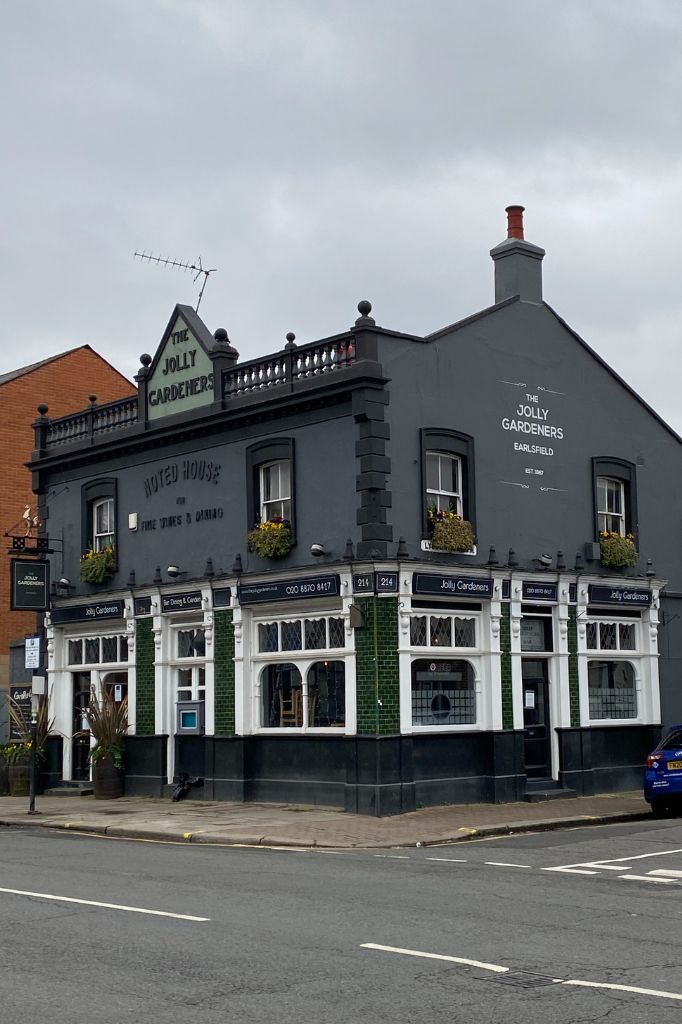 Photograph of a pub on Garratt Lane, Earlsfield