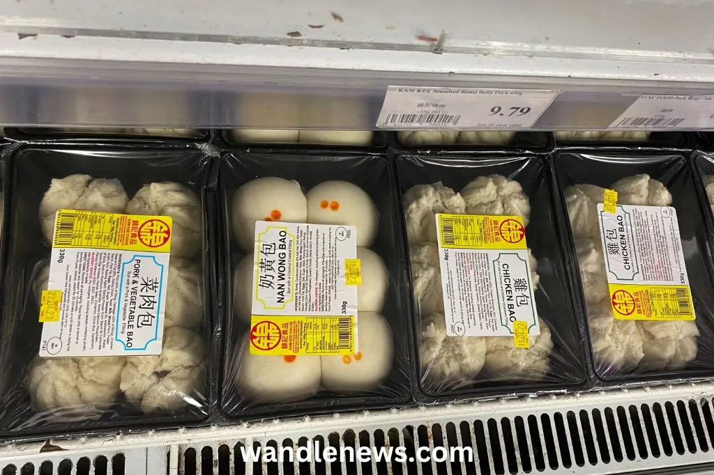 steamed buns (bao) (包子) in the fresh food section