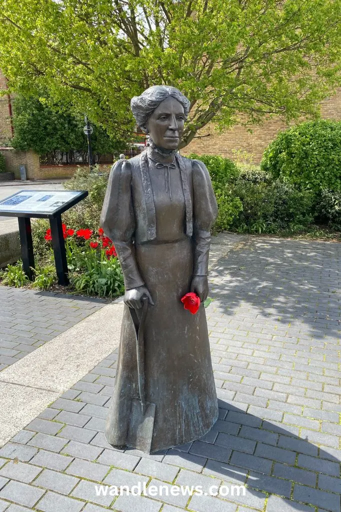 Statue in Rotherhithe