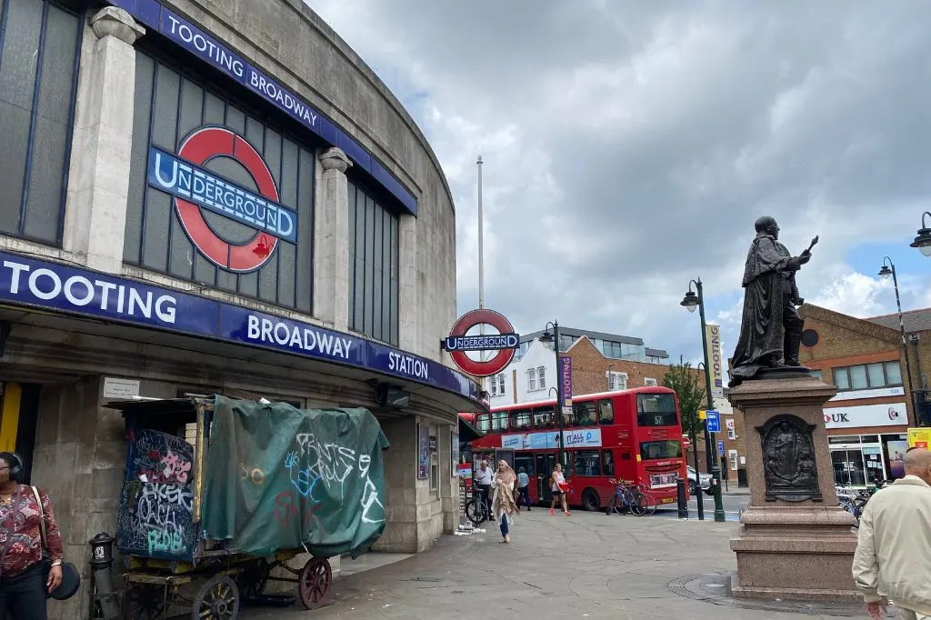 Is tooting a live place to live