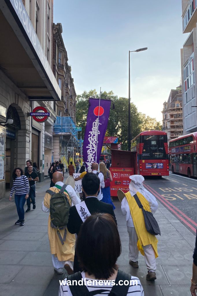 The walk passing Victoria Station